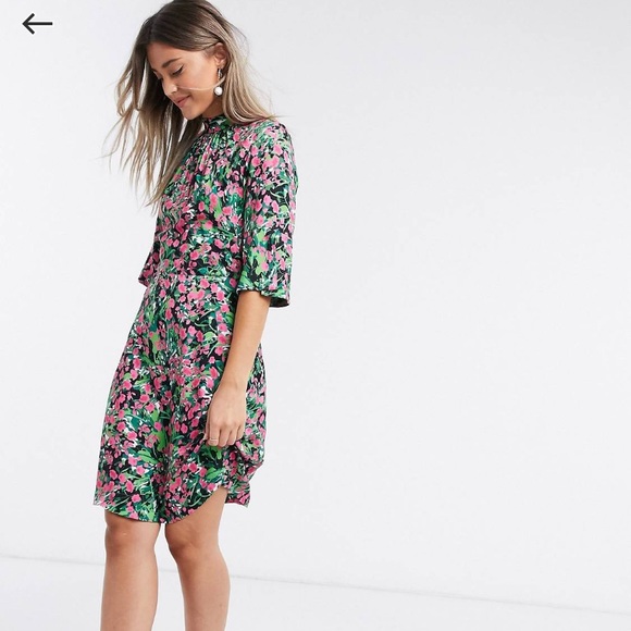 Closet London high neck short mini dress in bright ditsy floral - Picture 2 of 3